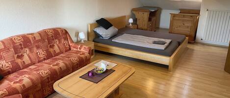 2 Schlafzimmer, Schreibtisch, Bügeleisen/Bügelbrett, kostenloses WLAN