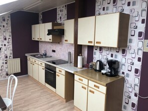 Réfrigérateur, micro-ondes, plaque de cuisson, cafetière/bouilloire