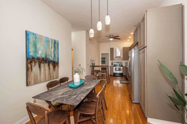 Talo, useita sänkyjä, keittiö | Ruokailu