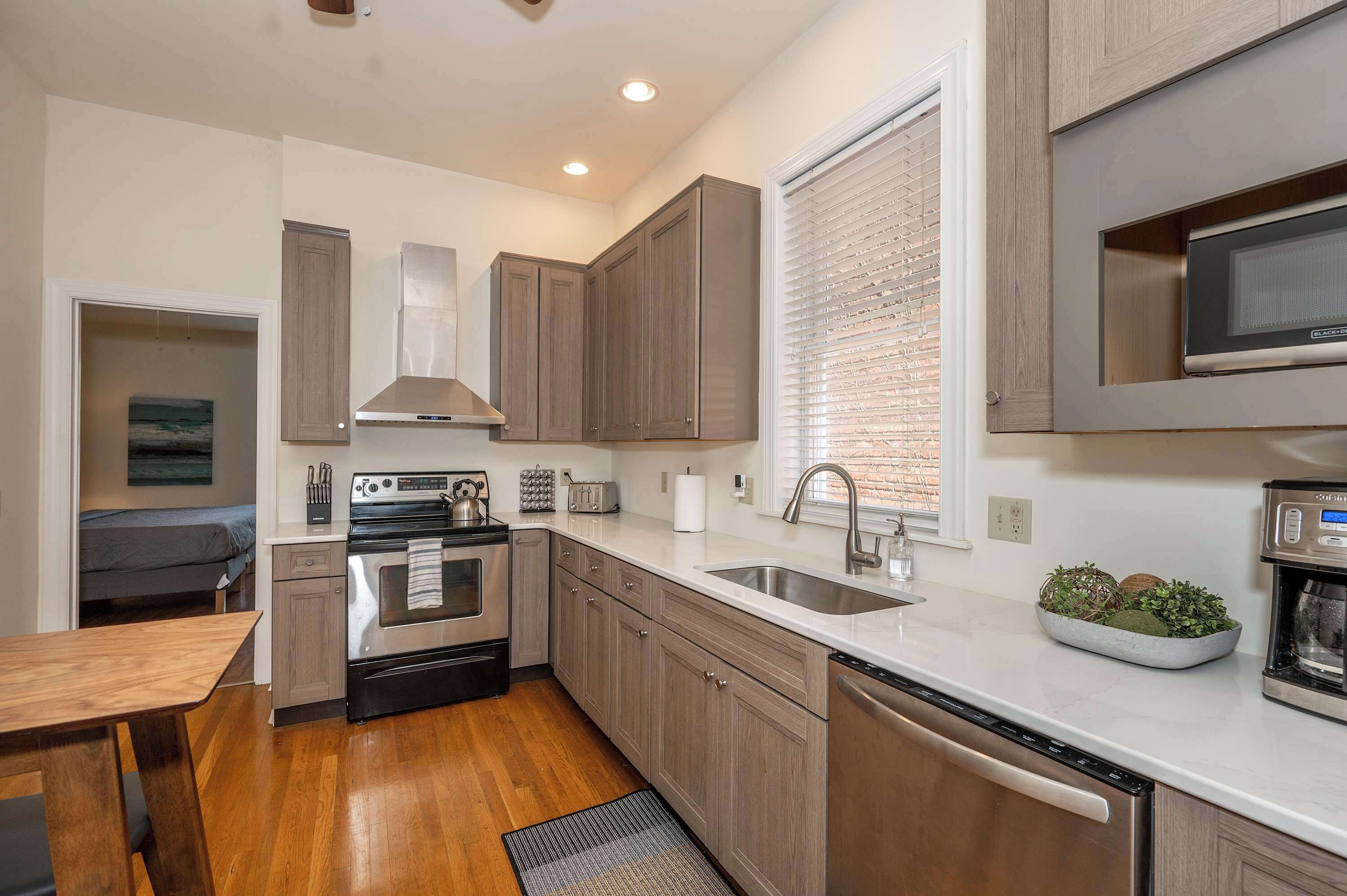 Lemari es, microwave, oven, dan kompor