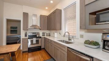 Lemari es, microwave, oven, dan kompor