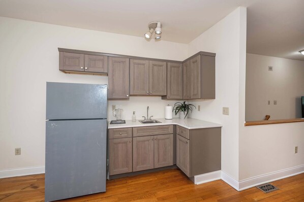 House, Multiple Beds, Kitchen | Private kitchen | Fridge, microwave, oven, stovetop - Cityscape Escape (Cincinnati)