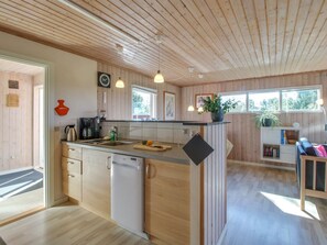 Køleskab, mikrobølgeovn, opvaskemaskine, køkkentøj/tallerkener/redskaber