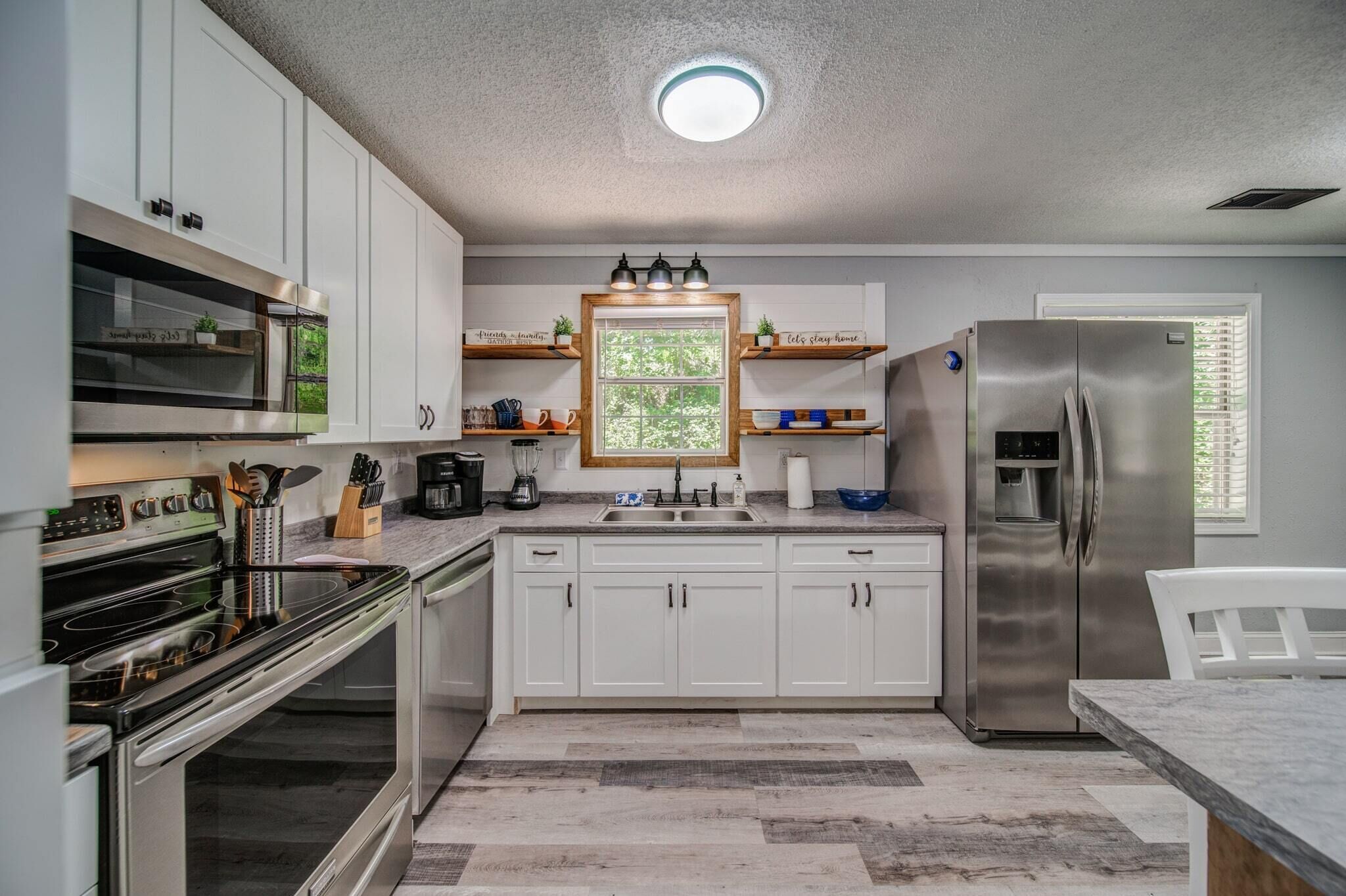 Cabin, Multiple Beds, Hot Tub | Private kitchen | Fridge, microwave, oven, stovetop