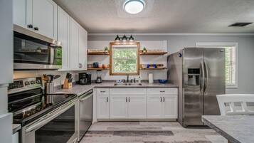 Cabin, Multiple Beds, Hot Tub | Private kitchen | Fridge, microwave, oven, stovetop