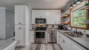 Kabin, Beberapa Tempat Tidur, hot tub | Dapur pribadi | Lemari es, microwave, oven, dan kompor