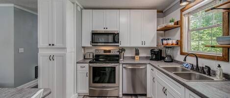 Cabin, Multiple Beds, Hot Tub | Private kitchen | Fridge, microwave, oven, stovetop