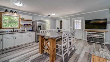 Kabin, Beberapa Tempat Tidur, hot tub | Makan di kamar