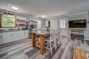 Cabane, plusieurs lits, bain Ă remous | Restauration dans la chambre