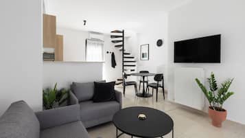 Maisonnette, terras | Woonruimte | Een 43-inch smart-tv met digitale zenders, Netflix en streamingdiensten