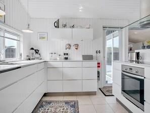 Een koelkast, een microgolfoven, een oven, een vaatwasser