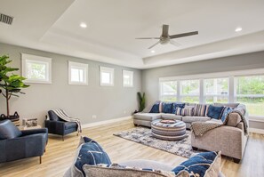 Casa, varias camas, cocina, vista al jardín | Área de sala de estar | Televisión 