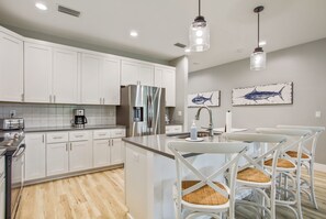 Casa, varias camas, cocina, vista al jardín | Cocina privada | Refrigerador, microondas, horno y parrilla de estufa 