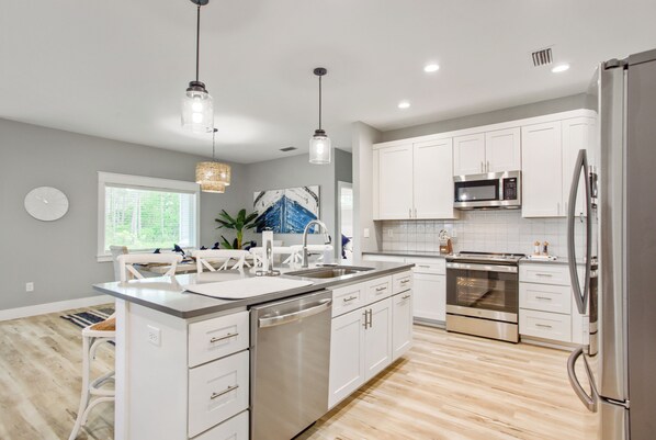 Casa, varias camas, cocina, vista al jardín | Cocina privada | Refrigerador, microondas, horno y parrilla de estufa 