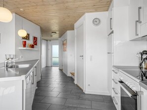 Kylskåp, mikrovågsugn, ugn och diskmaskin