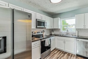 獨棟房屋, 多張床, 廚房, 花園景觀 | 私人廚房 | 電冰箱、微波爐、烤箱、爐台