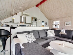 Tv, eldstad och dvd-spelare