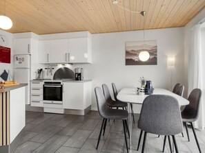 Kühlschrank, Mikrowelle, Geschirrspüler, Kochgeschirr/Geschirr/Besteck