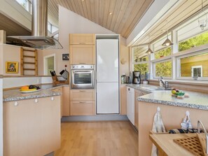 Kühlschrank, Mikrowelle, Geschirrspüler, Kochgeschirr/Geschirr/Besteck