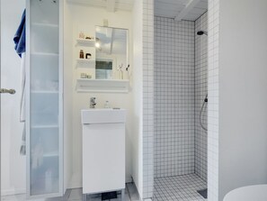Bathroom - "Gunward" - 1.5km from the sea by Interhome (Sæby)