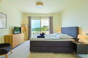 4 bedrooms, iron/ironing board, free WiFi, bed sheets