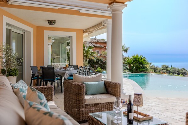 تناول الطعام بالخارج