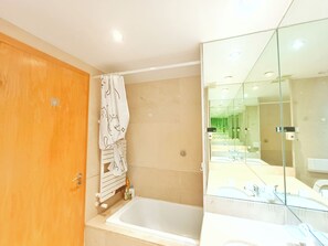 Jabón y papel de baño 