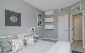 1 bedroom, desk, iron/ironing board, WiFi - Lavish 1 Bedroom Condo Kid & Pet Friendly (San Diego)