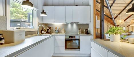 Réfrigérateur, four à micro-ondes, un four, lave-vaisselle