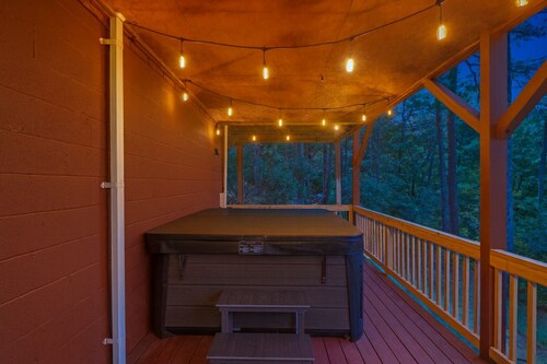Hot Tub & Mountain Views - Foothills Retreat