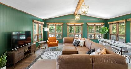 Hot Tub & Mountain Views - Foothills Retreat