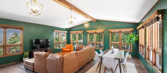 Hot Tub & Mountain Views - Foothills Retreat