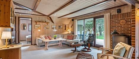 Een televisie en een open haard