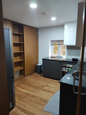 Frigorifero, microonde, forno, piano cottura