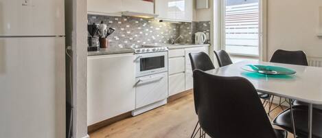 Køleskab, mikrobølgeovn, opvaskemaskine, køkkentøj/tallerkener/redskaber