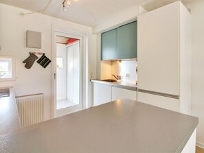 Kühlschrank, Mikrowelle, Geschirrspüler, Kochgeschirr/Geschirr/Besteck