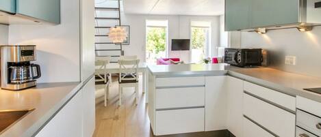 Fridge, microwave, dishwasher, cookware/dishes/utensils