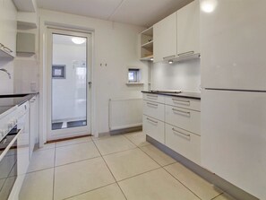 Kühlschrank, Ofen, Geschirrspüler, Kochgeschirr/Geschirr/Besteck