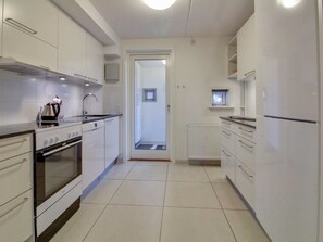 Fridge, oven, dishwasher, cookware/dishes/utensils