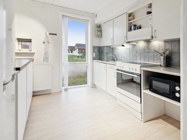 Køleskab, ovn, køkkentøj/tallerkener/redskaber