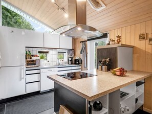 ثلاجة، ميكروويف، فرن، غسالة أطباق