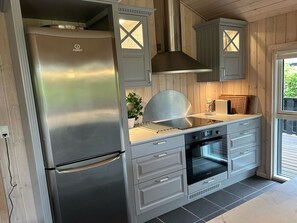 Fridge, microwave, dishwasher, cookware/dishes/utensils