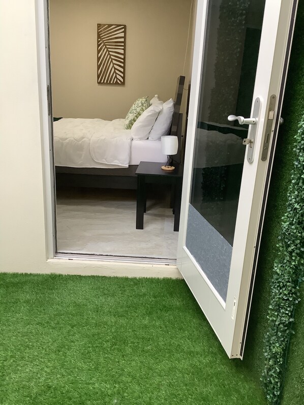 Une chambre à coucher comprenant un lit, une table de chevet et un élément décoratif fixé au mur.