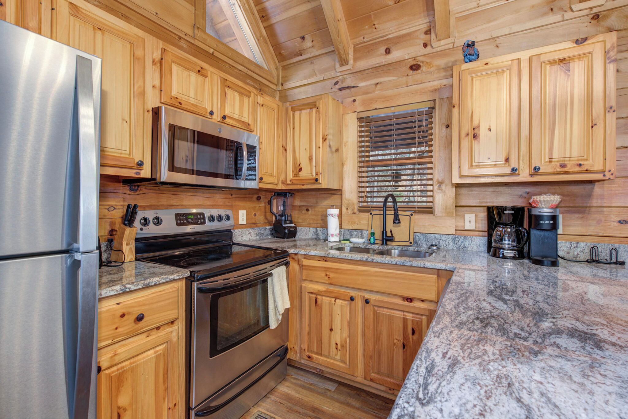 Kabin, Beberapa Tempat Tidur, hot tub, pemandangan gunung (Country Bear Cove) | Dapur pribadi | Lemari es, microwave, oven, dan kompor