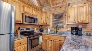 Ferienhütte, Mehrere Betten, Whirlpool, Bergblick (Country Bear Cove) | Eigene Küche | Wasserkocher mit Kaffee-/Teezubehör, Kühlschrank, Mikrowelle, Ofen