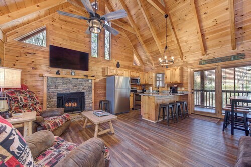 Country Bear Cove - Hot Tub, Games & Deck w/ View