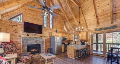 Country Bear Cove - Hot Tub, Games & Deck w/ View