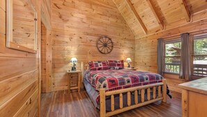 Ferienhütte, Mehrere Betten, Whirlpool, Bergblick (Country Bear Cove) | 2 Schlafzimmer, kostenloses WLAN, individuell dekoriert