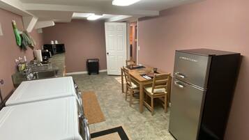 Réfrigérateur, micro-ondes, plaque de cuisson, cafetière/bouilloire