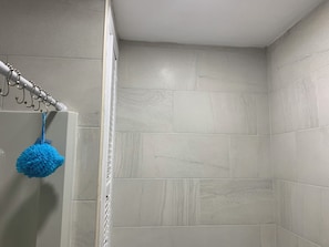 Secadora de cabello, toallas, jabón, shampoo